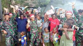 TNI bersama warga dipapua yang akan melaksanakan Natal (foto : Penrem Barawijaya)