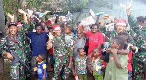 Menjelang Natal, Satgas Pamtas Yonmek 521/DY Berbagi Kasih Bersama Warga Papua