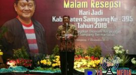 Pj Bupati Sampang H. Jonathan Judianto saat menyampaikan sambutannya dalam malam puncak resepsi Hari Jadi Kabupaten Sampang yang ke-395 di Pendopo Agung Bupati Sampang.