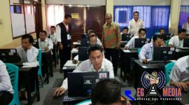 Suasana saat peserta mengikuti tes CPNS.