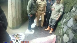 Lurah Karang Mekar (M. Noer Efendi) dan pihak kepolisian setempat tengah nengecek kelokasi penemuan mayat laki-laki yang ditemukan mengapung dikali.