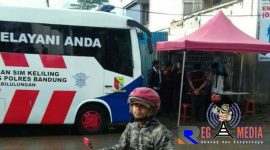 Tampak warga mulai memadati mobil pelayanan SIM keliling.