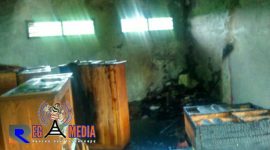 Tampak dari dalam ruangan perpustakaan SDN Gunong Sekar VI, Banyuanyar, Sampang, usai terbakar.