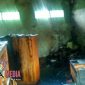 Tampak dari dalam ruangan perpustakaan SDN Gunong Sekar VI, Banyuanyar, Sampang, usai terbakar.