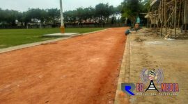 Tampak pekerja tengah memperbaiki lintas lari atletik di Lapangan Wijaya Sampang.