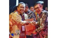 Wakil Wali Kota Bandung, Yana Mulyana saat menerima penghargaan dari Kementrian Hukum dan Hak Asasi Manusia (HAM).