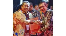 Wakil Wali Kota Bandung, Yana Mulyana saat menerima penghargaan dari Kementrian Hukum dan Hak Asasi Manusia (HAM).