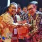 Wakil Wali Kota Bandung, Yana Mulyana saat menerima penghargaan dari Kementrian Hukum dan Hak Asasi Manusia (HAM).