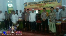 Pose bersama Kapolres Sampang (AKBP Budhi Wardiman) didampingi Wakapolres Sampang (Kompol Suhartono), Pengasuh Pon-Pes Al Ihsan (KH. Mahrus Abd. Malik), Camat Omben (Suyanto) dan Kepala Desa Jrangoan (H. Ali Mustofa).