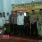Pose bersama Kapolres Sampang (AKBP Budhi Wardiman) didampingi Wakapolres Sampang (Kompol Suhartono), Pengasuh Pon-Pes Al Ihsan (KH. Mahrus Abd. Malik), Camat Omben (Suyanto) dan Kepala Desa Jrangoan (H. Ali Mustofa).