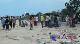 Situasi saat warga sekitar Pantai Nepa tengah mencari satu anak yang hilang masih belum ditemukan.
