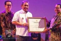 Wakil Walikota Bandung (Yana Mulyana) saat menerima tiga penghargaan dari Menteri Pemberdayaan Perempuan dan Perlindungan Anak (PPPA) RI, Yohana Susana Yembise.