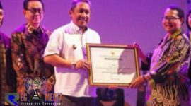 Wakil Walikota Bandung (Yana Mulyana) saat menerima tiga penghargaan dari Menteri Pemberdayaan Perempuan dan Perlindungan Anak (PPPA) RI, Yohana Susana Yembise.