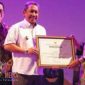 Wakil Walikota Bandung (Yana Mulyana) saat menerima tiga penghargaan dari Menteri Pemberdayaan Perempuan dan Perlindungan Anak (PPPA) RI, Yohana Susana Yembise.