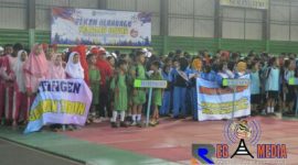 Para peserta Pekan Olah Raga dari tingkat Sekolah Dasar (SD) saat mengikuti apel persiapan dibukanya Pekan Olah Raga di Gor Indor, Sampang.