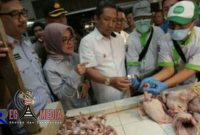Wakil Walikota Bandung, Yana Mulyana, saat sidak ke Pasar Pasar Anyar, Kecamatan Astana Anyar, Kelurahan Panjunan, Bandung.