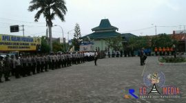 Kapolres Sampang AKBP Budhi Wardiman pimpin apel gelar pasukan operasi lilin semeru 2018, dalam pengamanan jelang hari natal dan tahun baru 2019.