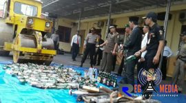 Saat pemusnahan barang bukti miras dan knalpot bronk menggunakan alat berat.