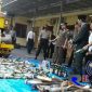 Saat pemusnahan barang bukti miras dan knalpot bronk menggunakan alat berat.
