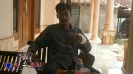 Moh. Huzaini (korban), dengan kondisi tangan kiri diperban akibat luka bekas sabetan celurit.