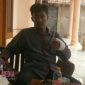 Moh. Huzaini (korban), dengan kondisi tangan kiri diperban akibat luka bekas sabetan celurit.