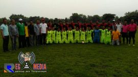 Tampak Wakil Bupati Sampang terpilih (H. Abdullah Hidayat), pose bersama para pemain Mitra KSK dan Sadar FC.