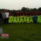 Tampak Wakil Bupati Sampang terpilih (H. Abdullah Hidayat), pose bersama para pemain Mitra KSK dan Sadar FC.