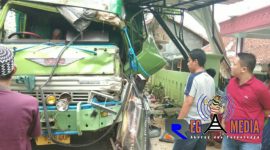 Kondisi truk fuso usai menabrak pengendara motor dan menambarak warung serta pagar rumah milik warga sekitar TKP.