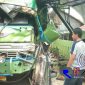 Kondisi truk fuso usai menabrak pengendara motor dan menambarak warung serta pagar rumah milik warga sekitar TKP.