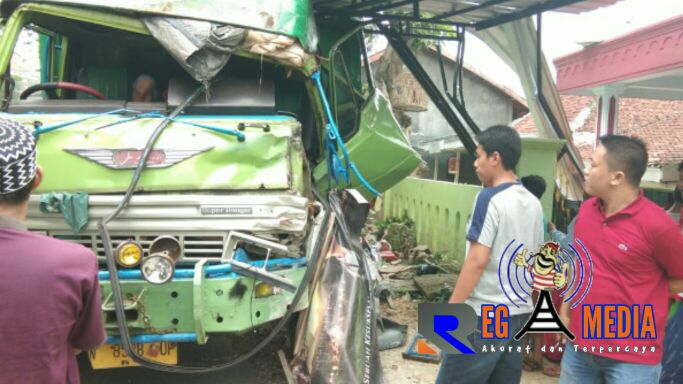 Gara-Gara Rem Blong, Truk Fuso Sruduk Pengendara Motor