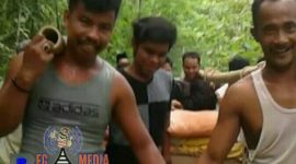 Warga saat menggotong dua orang bersaudara yang sedang sakit dengan berjalan kaki sejauh 2 Km.