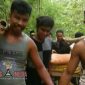 Warga saat menggotong dua orang bersaudara yang sedang sakit dengan berjalan kaki sejauh 2 Km.