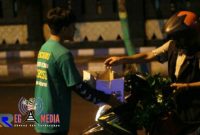 Tampak salah satu pengendara motor menyisihkan rezekinya untuk para korban benca tsunami di Banten dan Lampung.