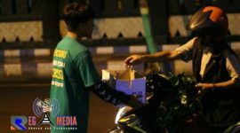 Tampak salah satu pengendara motor menyisihkan rezekinya untuk para korban benca tsunami di Banten dan Lampung.