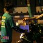 Tampak salah satu pengendara motor menyisihkan rezekinya untuk para korban benca tsunami di Banten dan Lampung.