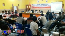 Suasana saat rapat koordinasi dan evaluasi badan adhoc, di aula kantor KPUD Sampang.