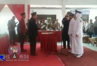 Suasana saat prosesi pelantikan dua anggota Pengganti Antar Waktu (PAW) Kepala Desa di Kecamatan Kedungdung, Sampang.