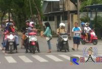 Terlihat anggota Peccot Mania dan Peccotnita melakukan penggalangan dana di perempatan lampu merah Jalan KH. Mansyur Pangarangan, Sumenep.