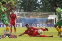 Pemain Blitar United mencoba menghentikan laju permainan Perssu Sumenep.