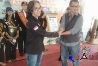Ketua Dewan Seni Budaya (DSB) Cimahi, Iwan Setiawan saat berpose dengan Kepala Disbudparpora Kota Cimahi dalam pagelaran seni dan budaya.