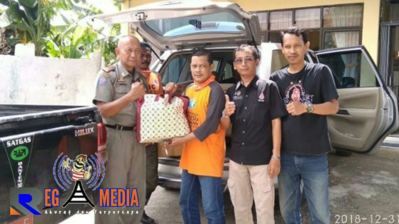 Ketua DAC AABI kota Cimahi, Agus Rahmat saat memberikan langsung bantuan ke perwakilan para korban tsunami di kantor Kecamatan Anyar, Kabupaten Serang, Banten.