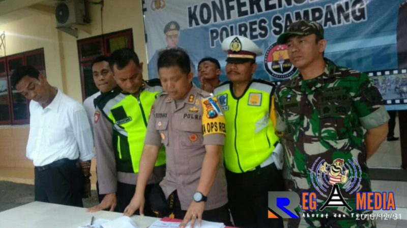 Kapolres Sampang AKBP Budhi Wardiman di dampingi Dandim 0828 Sampang Letkol Czi. Ary Syahrial dan para Kasat saat konferensi pers akhir tahun 2018.