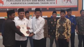 KPU Sampang saat menyerahkan salinan berita acara 