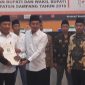 KPU Sampang saat menyerahkan salinan berita acara 