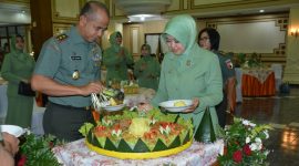suasana pemotongan tumpeng 
