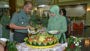 HUT Kowad ke-57 di Makodam V/Brawijaya, Diwarnai Pemotongan Tumpeng