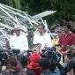 Presiden Jokowi saat mengunjungi korban terdampak sunami selat Sunda (foto:Bey Mahmudin)