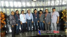 Paslon Jihad berpose bersama kolega setelah pelaksanaan sidang di MK.