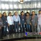 Paslon Jihad berpose bersama kolega setelah pelaksanaan sidang di MK.