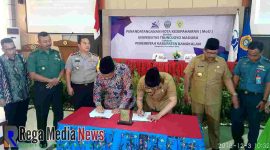 Rektor UTM, Dr. Drs. Ec. Muh. Syarif M.Si bersama Bupati Kabupaten Bangkalan saat menandatangani Nota Kesepahaman di gedung graha lantai 10 Universitas Trunojoyo Madura